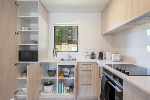 Een koelkast, een microgolfoven, een oven, een kookplaat