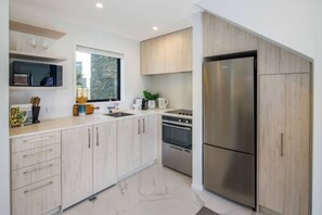 ثلاجة، ميكروويف، فرن، موقد طهي مسطح