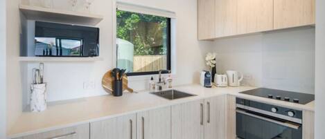 Kjøleskap, mikrobølgeovn, ovn og kokeplater