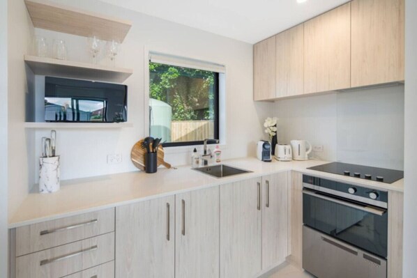 Fridge, microwave, oven, stovetop - Hideaway in the Grove (Lower Hutt)