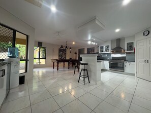 Microonde, forno, piano cottura, lavastoviglie