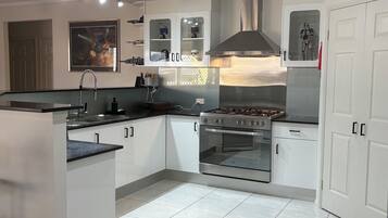 Micro-ondes, four, plaque de cuisson, lave-vaisselle