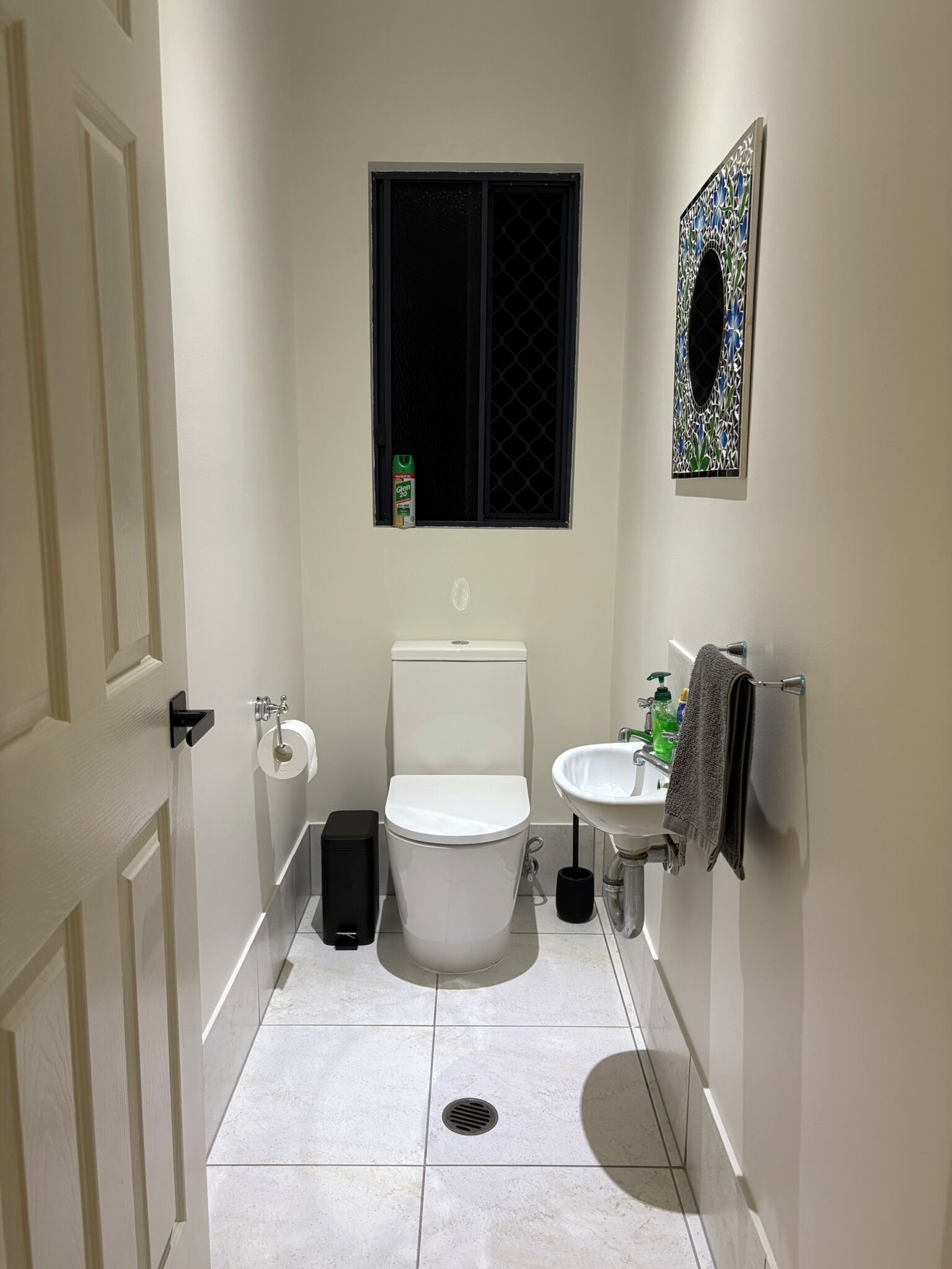 Sèche-cheveux, serviettes fournies, savon, papier toilette