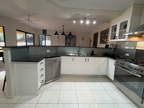 Mikrobølgeovn, ovn, kokeplater og oppvaskmaskin