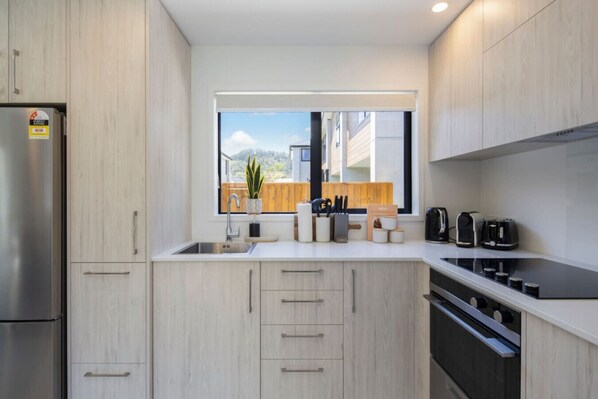 Kühlschrank, Mikrowelle, Ofen, Herdplatte