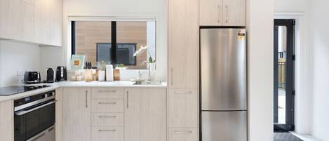 Kühlschrank, Mikrowelle, Ofen, Herdplatte