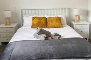 2 عدّة غرف نوم ومكواة/لوح كي وواي فاي وملاءات أسرّة