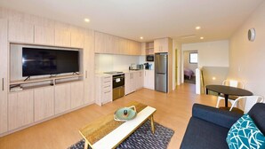 A modern apartment with a kitchen, dining area, and living room. - Spacious CBD 1-Bed 1-Bath (Christchurch)