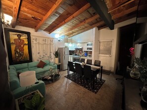 Smart TV, fireplace, books, stereo