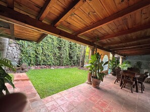 Outdoor dining - El Encanto Residence (Morelia)
