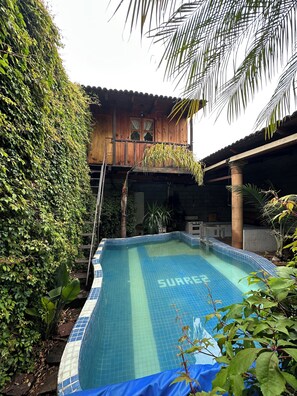 Inomhuspool och utomhuspool