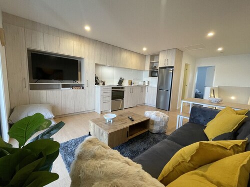 Bright & Cosy City Stay