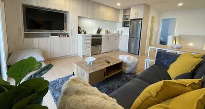 Bright & Cosy City Stay