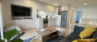 Bright & Cosy City Stay