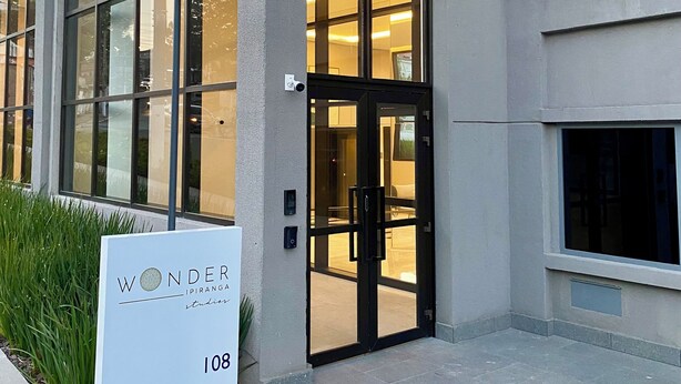 A building entrance with a glass door, a signboard, and a security camera. - Fully equipped studio WiFi, AC Sao Paulo metro Sacoma Paulista Congonhas Airport (São Paulo)