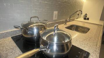 Geladeira, micro-ondas, cooktop, cafeteira/chaleira