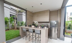 Een koelkast, een magnetron, een kookplaat