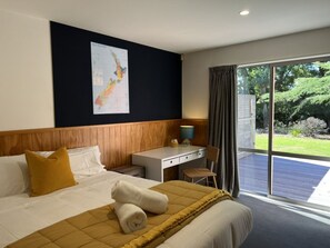 5 bedrooms, desk, iron/ironing board, WiFi