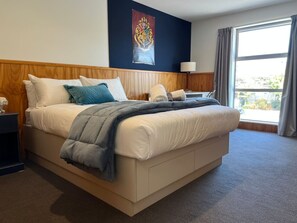 5 habitaciones, escritorio, tabla de planchar con plancha y wifi