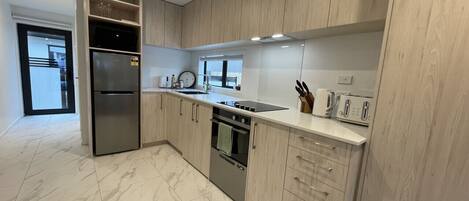 Een koelkast, een microgolfoven, een oven, een kookplaat