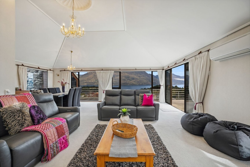 Remarkable View In Central Queenstown - 5 Bedrooms, 2.5 Bathrooms House - Arrowtown