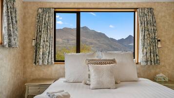 5 bedrooms, desk, iron/ironing board, free WiFi