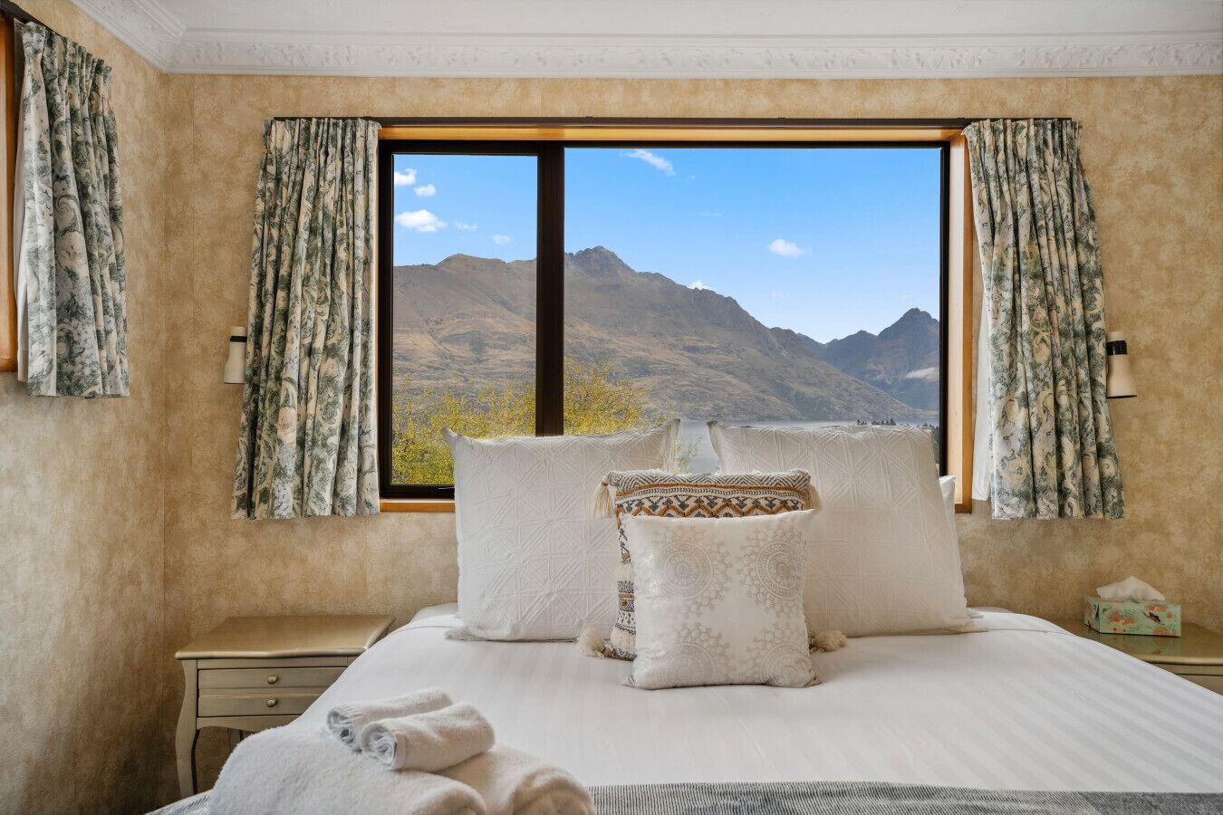 5 bedrooms, desk, iron/ironing board, free WiFi