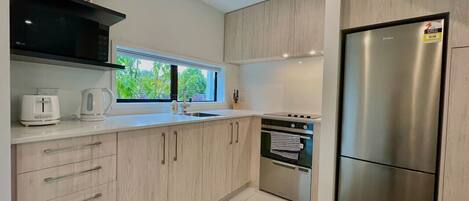 Køleskab, mikrobølgeovn, ovn, kogeplade