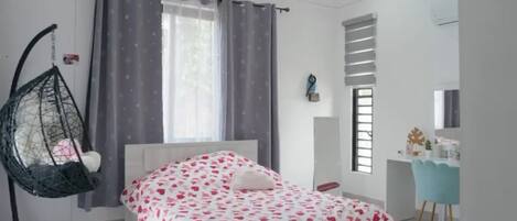 4 bedrooms, iron/ironing board, WiFi, bed sheets