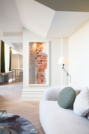 TV - Stunning Heritage CBD Apartment (Christchurch)