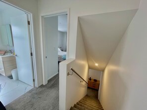 2 bedrooms, desk, WiFi, bed sheets