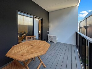 Outdoor dining - Light & Central CBD Stay (Christchurch)