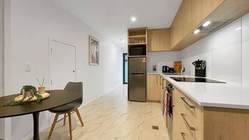 Refrigerador, microondas, horno, placa de cocina