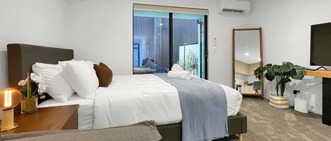 1 dormitori, planxa i posts de planxar, wifi i roba de llit