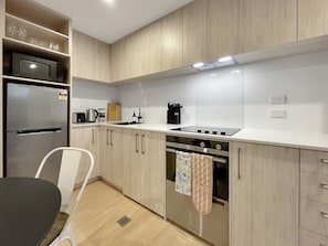 Fridge, microwave, oven, stovetop - Spacious Allen Street 1BR Stay (Christchurch)