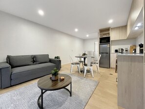 TV - Spacious Allen Street 1BR Stay (Christchurch)