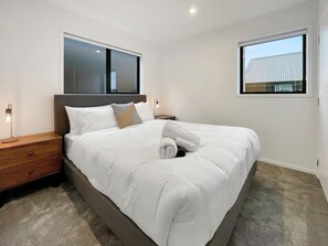 1 dormitori, planxa i posts de planxar, wifi i roba de llit