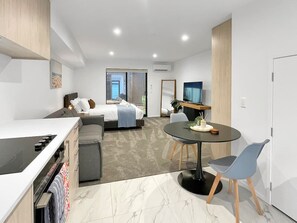 Iron/ironing board, WiFi, bed sheets - Lovely CBD Studio on Allen (Christchurch)