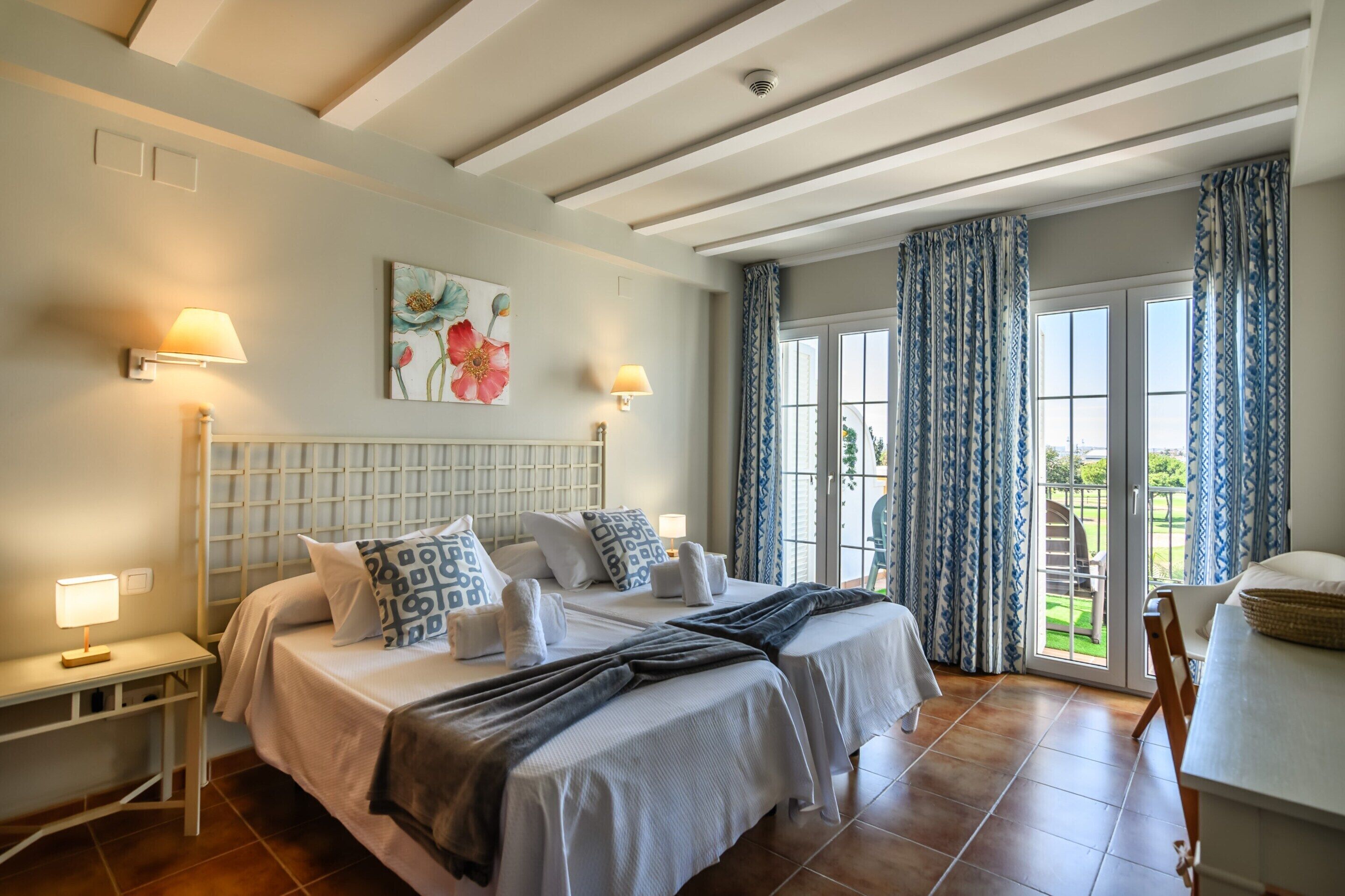 2 عدّة غرف نوم ومكواة/لوح كي