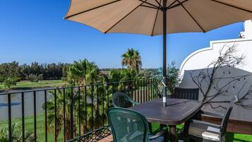 Apartment | Outdoor dining