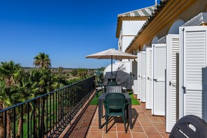 Outdoor dining - Ideal Apartment With Golf Course Views (Ayamonte)