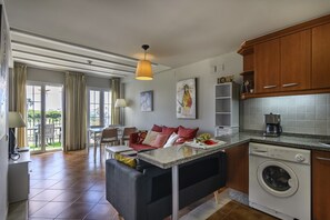 Private kitchen - Ideal Apartment With Golf Course Views (Ayamonte)