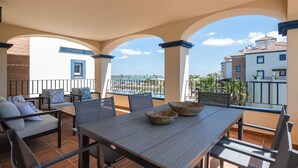 Outdoor dining - Seaside Apartment in Isla Canela (Ayamonte)