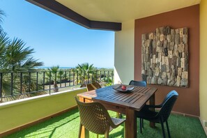 Apartment | Outdoor dining