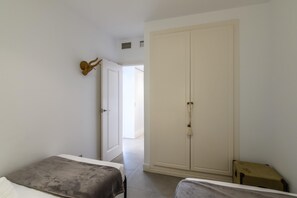 Departamento | 3 habitaciones y tabla de planchar con plancha 