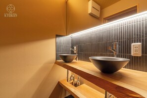 Een haardroger, handdoeken