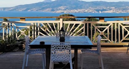 Chalet de Charme vue sur mer de jour comme de nuit