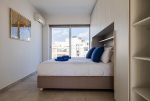 1 habitación, tabla de planchar con plancha, wifi gratis y ropa de cama