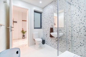 Douche, sèche-cheveux, serviettes fournies