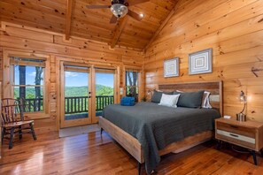 5 bedrooms, desk, free WiFi, bed sheets